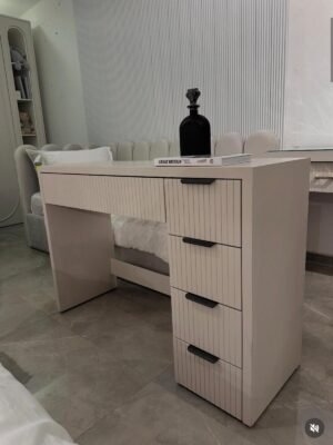 שידת איפור בגוון בז'