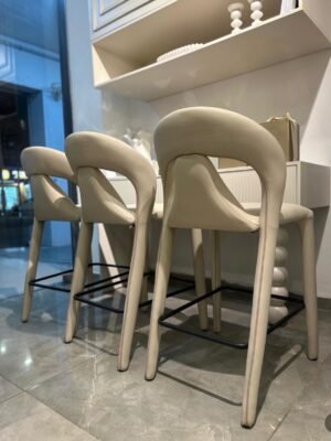 כסא בר דמוי עור שמנת